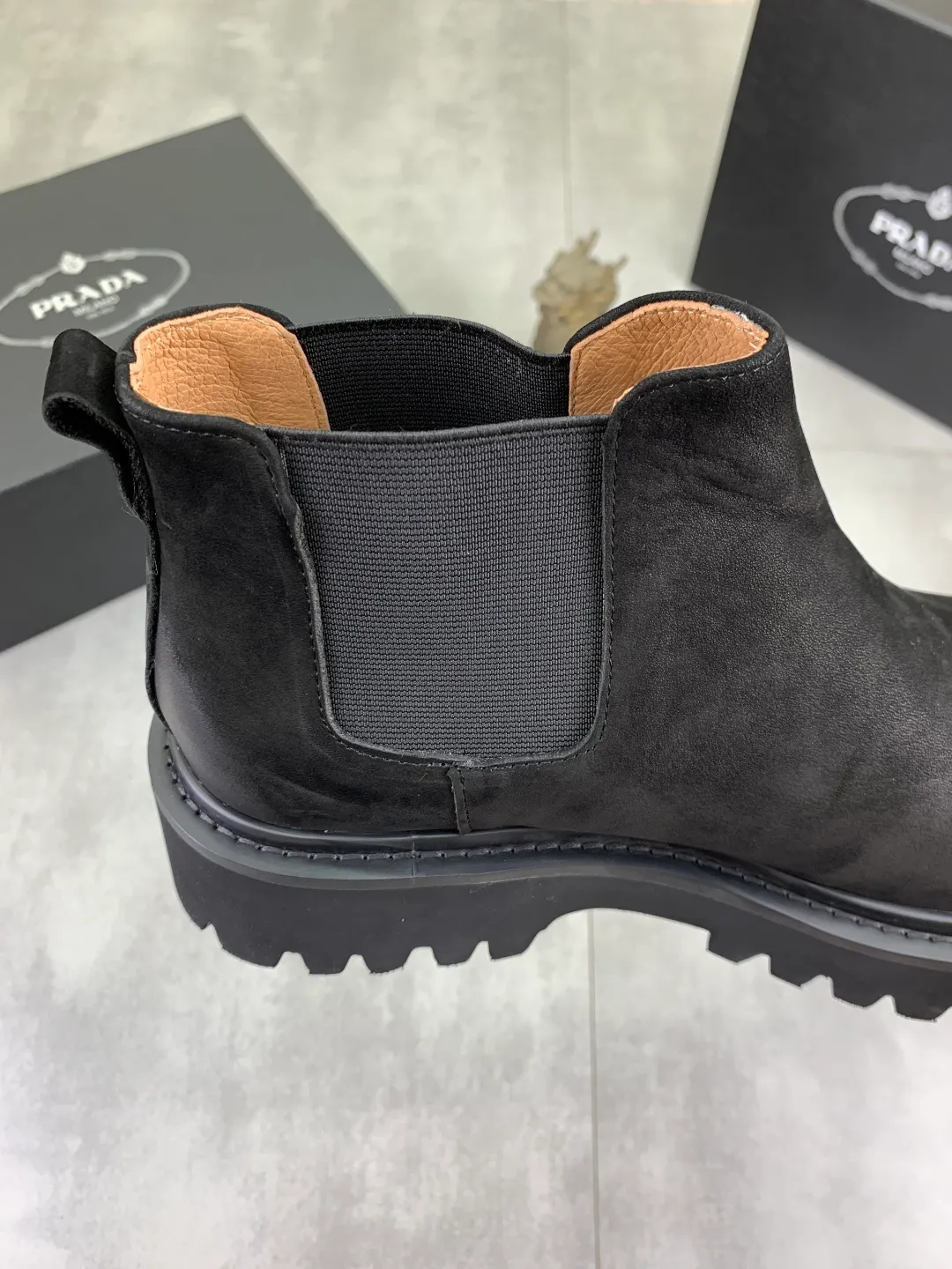 Men's shoes 💰P560 💰[New style]🔥🆕Hot model [PRADA]Prada🔝High-top Chelsea Martin boots are a high-end brand of men's shoes. The uppers are made of top-layer calfskin imported from Italy➕top-layer pigskin lining for the feet🔥, making walking more convenient and comfortable! Exclusive new style, stunning work [color]! Create a fashionable personality to set off your uniqueness! Create a fashionable personality to set off your uniqueness! A must-have for trendy men! Classic🔥super wear-resistant rubber outsole, size: 38-44 (45 can be customized) black or brown🉑️choose